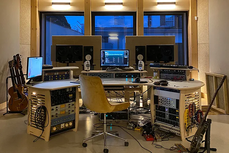 Studio d'enregistrement privé à Londres — structure bois exposée et panneaux acoustiques, Kahle Acoustics